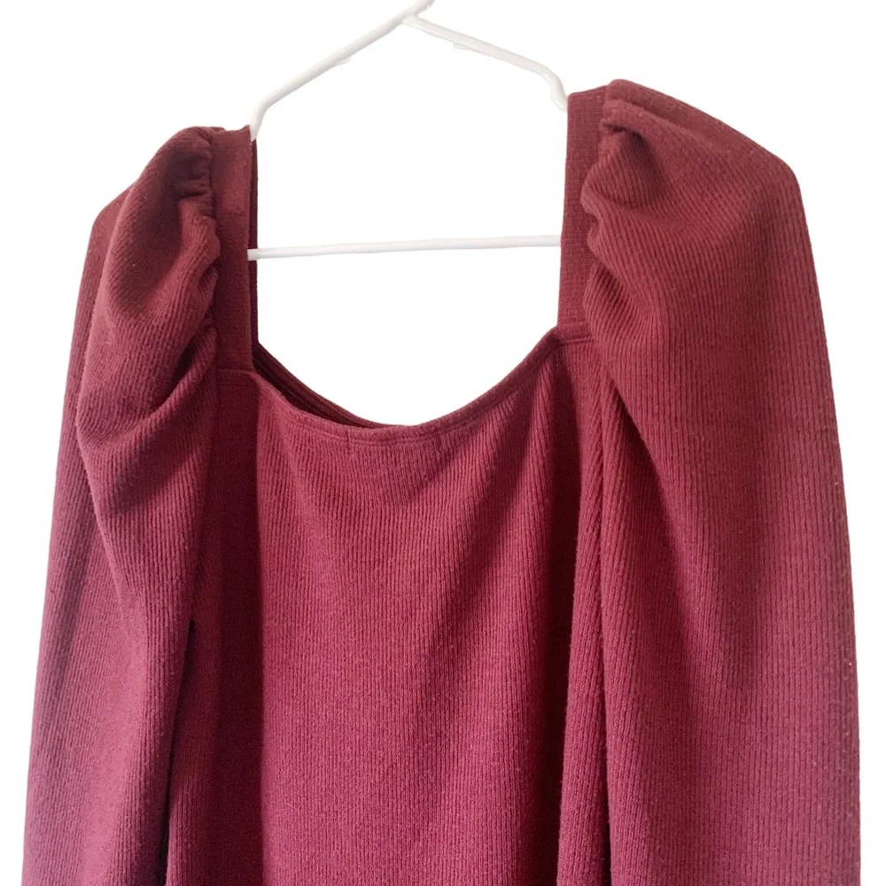 Socialite maroon puff